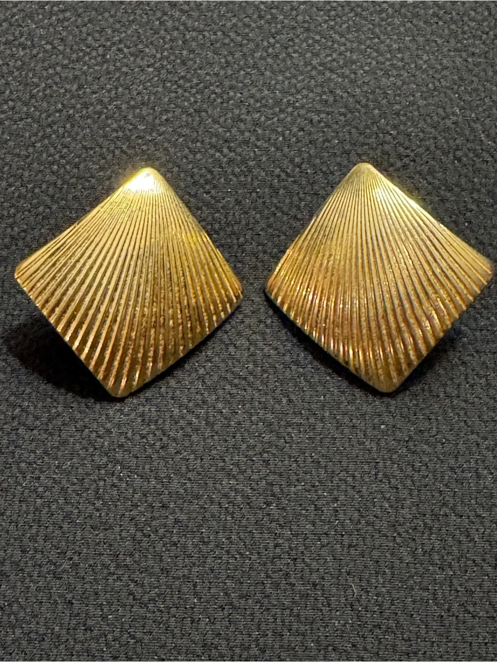 Vintage Gold Tone Ribbed Shell Stud Earrings Coastal Nautical Textured
